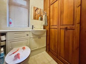 Guest WC- click for photo gallery